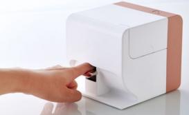 Принтер из Японии печатает на ногтях